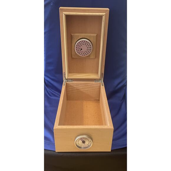 Light Color Wooden Cigar Humidor Box - Picture 2 of 8